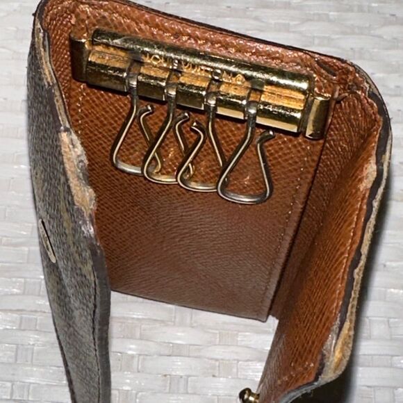 LOUIS VUITTON FOUR KEY HOLDER AUTHENTIC GUARANTEED STAMPED INSIDE - Picture 8 of 10